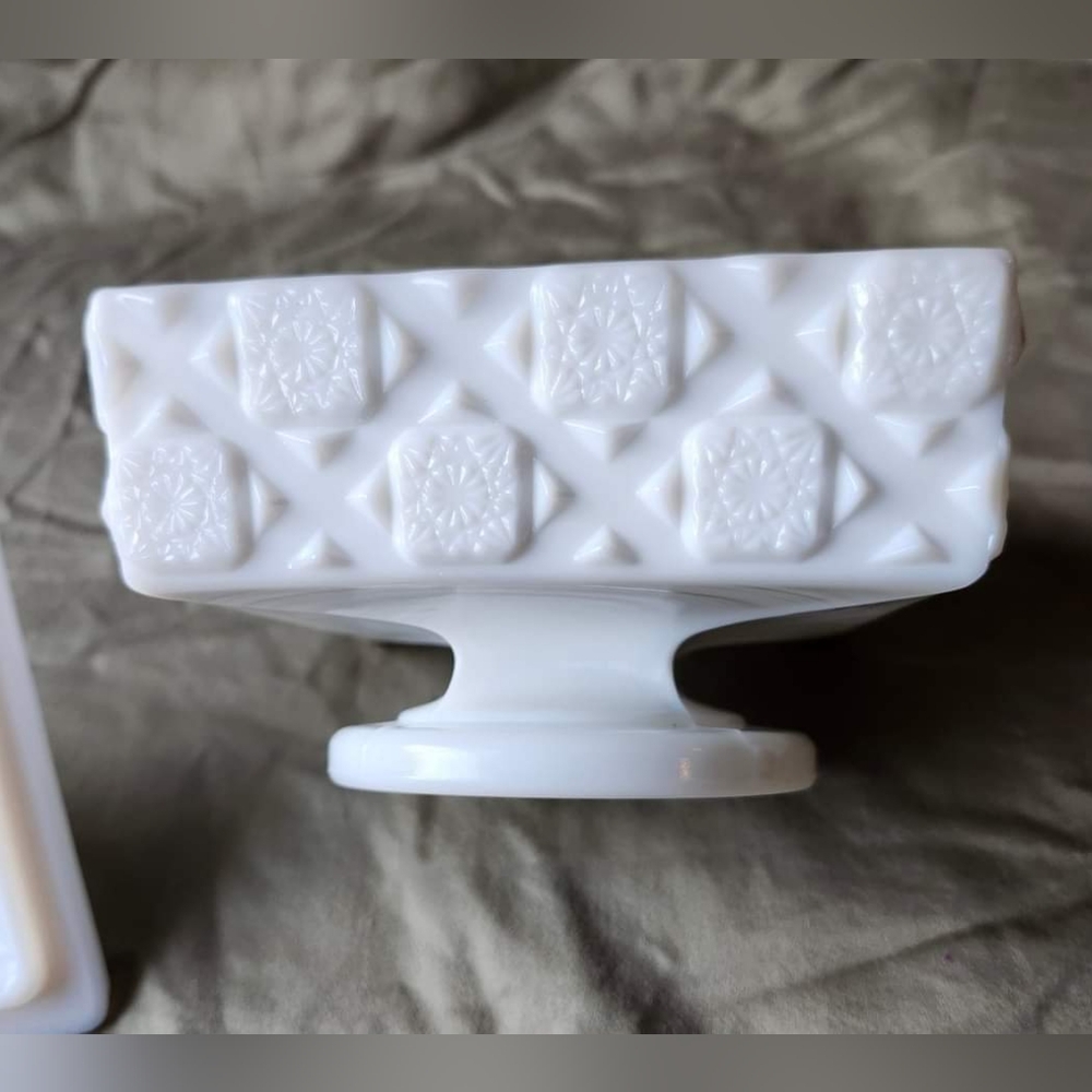 1940-50's Westmoreland 'Old Quilt' lidded compote/honey box milk glass - Picture 4 of 8